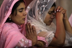 Pakistan: Lahore học đứng dậy khi vác thập giá