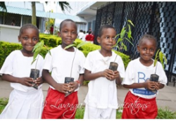 Trẻ em Kenya trồng cây ở vườn ĐTC Phanxicô