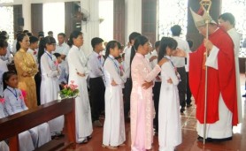 Ban bí tích Thêm sức tại giáo xứ Hồng Quang