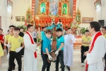 Giới trẻ giáo xứ Phúc Đông đón Thánh giá
