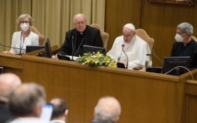 il papa allincontro con i movimenti ecclesiali a sinistra il cardinale kevin farrell vatican media