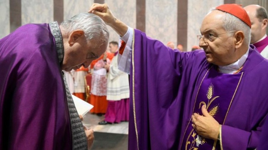 papa francesca riceve limposizione delle ceneri dal cardinale piacenza