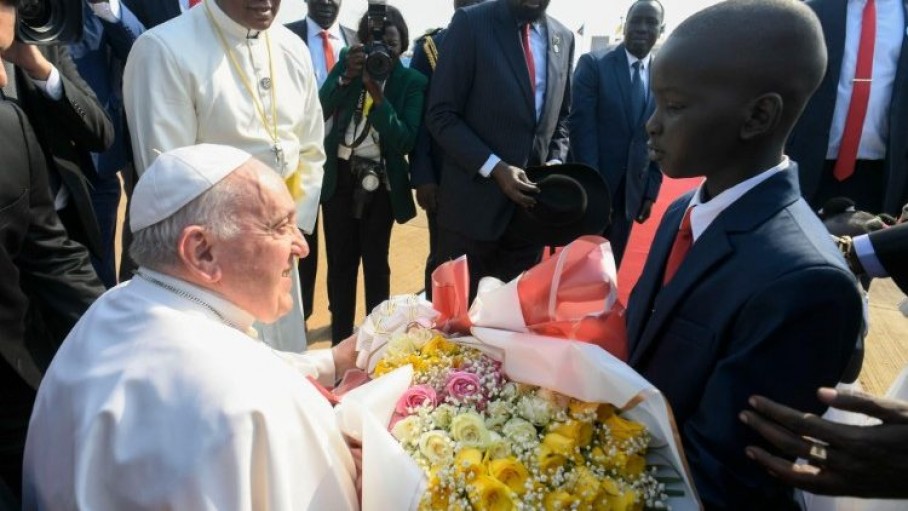 papa francesco riceve il saluto di un bambino al suo arrivo in sud sudan vatican media