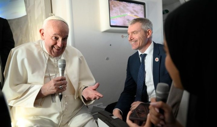 il papa a colloquio con i giornalisti sul volo di ritorno dal bahrein