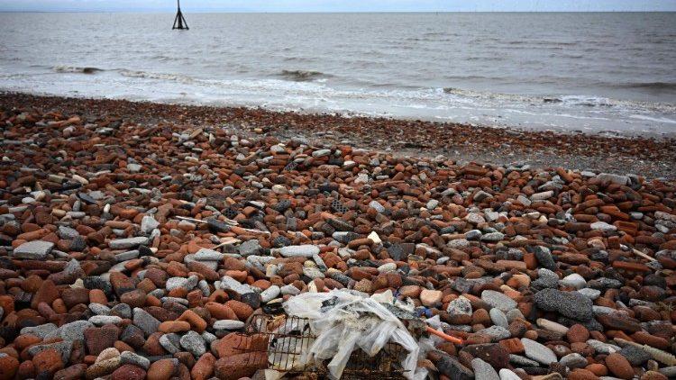 dechets metalliques et pastiques sur une plage de crosby dans le nord est de langleterre afp or licensors