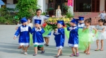 Nam Hòa: Các trẻ mầm non rước và dâng hoa