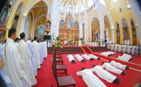 Thánh lễ phong chức linh mục cho 16 phó tế
