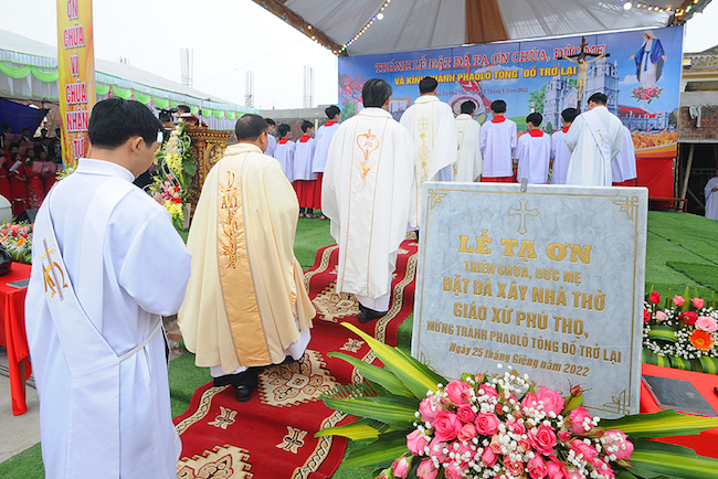 Gx. Phú Thọ đặt đá tái thiết thánh đường mới