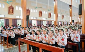 106 em thiếu nhi giáo xứ Quần Vinh rước lễ lần đầu