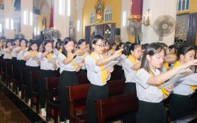 Kiên Lao: 181 em tuyên hứa và rước lễ bao đồng