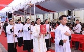 Ảnh lễ phong chức linh mục cho 24 phó tế