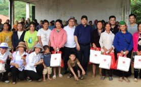 Caritas Bùi Chu hướng dẫn trồng quế và tặng quà cho đồng bào H’Mông