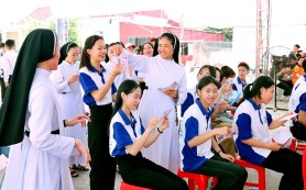 Giới trẻ giáo hạt Bùi Chu mừng quan thầy