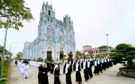 Liên Tu sĩ trẩy hội hành hương