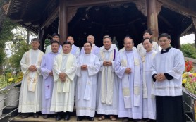 Giáo sĩ hạt Phú Nhai bên Đức Mẹ Măng Đen