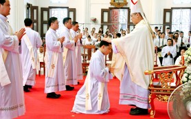 Thánh lễ truyền chức linh mục cho 17 thầy phó tế
