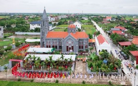 Nam Hưng dâng hoa và khánh thành nhà mục vụ