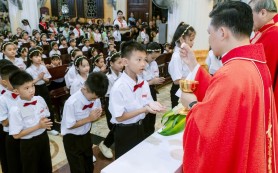 Kiên Lao: 201 em được xưng tội và rước lễ lần đầu
