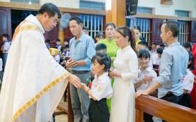 Gx Quần Vinh: Thiếu nhi Xưng tội và Rước lễ lần đầu