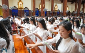 Trung Lao: 166 em tuyên hứa và rước lễ Bao Đồng