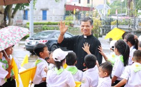 Giáo xứ Phú Hương hân hoan đón Cha xứ mới