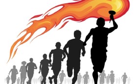 Người về đích với ngọn đuốc sáng trên tay