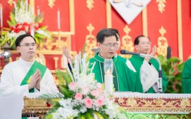 Giáo xứ Rạng Đông chầu thay giáo phận