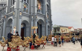 Thánh Danh chồng kiệu mừng Lễ Các Thánh