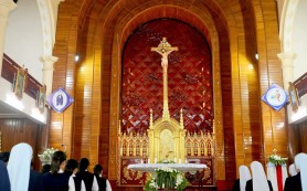 Lặng thầm bên Thánh Thể