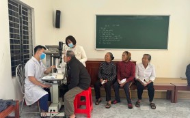 Ban Caritas tổ chức khám mắt tại giáo hạt Thức Hoá