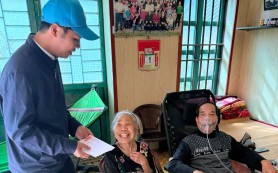 Ban Bác ái xứ Kiên Lao thăm và tặng quà Giáng sinh