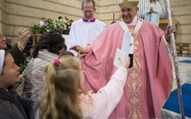 CN IV Mùa Chay: Tại sao linh mục mặc màu hồng?