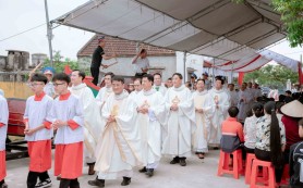 Tấm bánh phục sinh bên dòng sông Đáy