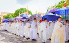 Cha Gioan Baotixita Phạm Văn Huy dâng lễ mở tay