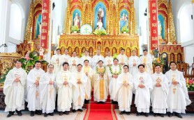 Cha Giuse Phạm Văn Duy dâng Thánh lễ Mở tay