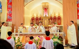 Văn Giáo thay mặt giáo phận chầu Thánh Thể