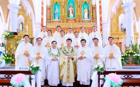 Cha Giuse Đào Văn Thao dâng Thánh lễ Mở tay