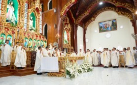 Cha Vinhsơn Phạm Văn Thiên dâng Thánh lễ mở tay