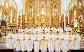 17 Cha kỉ niệm 1 năm chịu Chức Linh mục