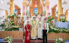 Cha Giuse Trần Văn Hợp dâng Thánh lễ Mở tay