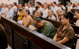 Những giọt nước mắt trong tối chia tay cha xứ