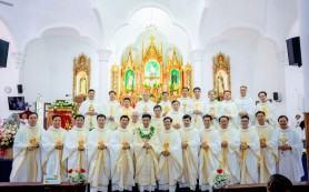 Cha Antôn Trần Viết Tín dâng Thánh lễ Mở tay