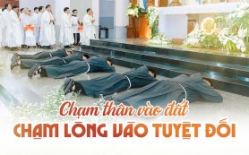 Chạm thân vào đất, chạm lòng vào tuyệt đối