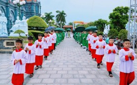 Giáo xứ Tây Cát thay mặt giáo phận chầu lượt