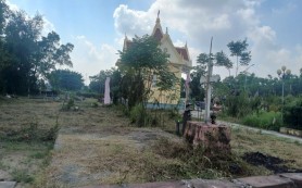 Những đường cắt cỏ âm thầm giữa nghĩa trang