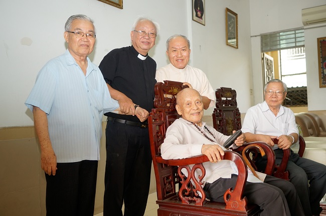 Niềm vui của Cha giáo 94 tuổi với 70 năm LM