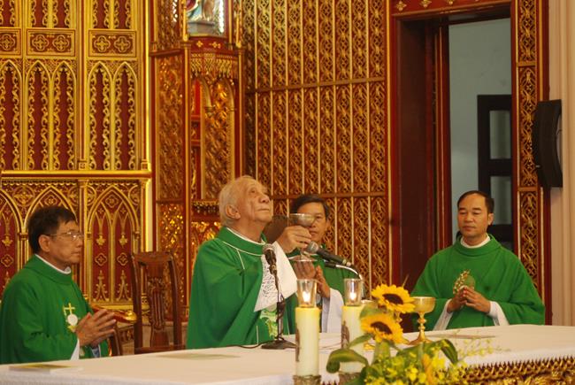 Báo Đáp: Cha Kim Long mừng 50 năm linh mục