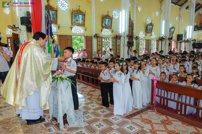 Nam Hoà: 73 thiếu nhi xưng tội & rước lễ lần đầu