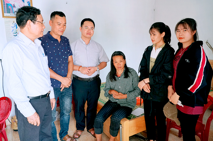 Ban Bác Ái & Giới Trẻ Kiên Lao thăm người nghèo