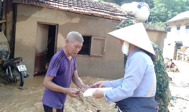 Caritas Vinh hỗ trợ cho người dân trong cơn bão lũ